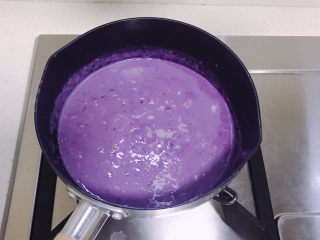 紫薯燕麦粥,稍微煮开很漂亮的颜色。