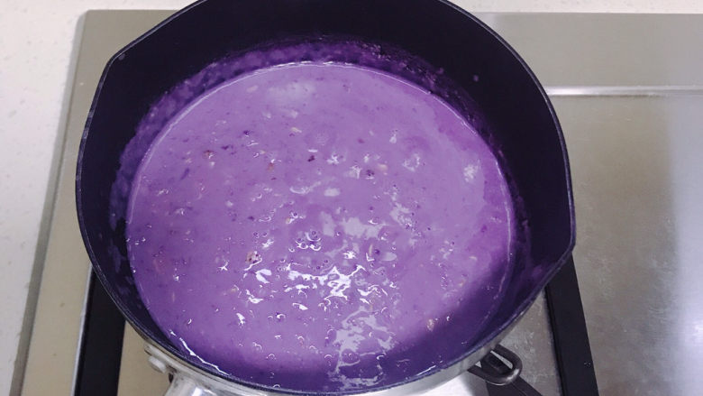 紫薯燕麦粥,稍微煮开很漂亮的颜色。