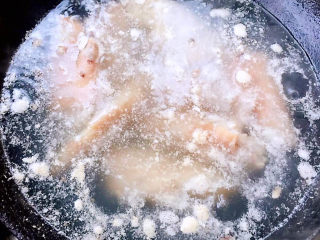 五香卤猪蹄,锅中烧开水放入猪蹄焯水去除杂质和油脂