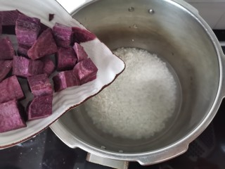 紫薯燕麦粥,紫薯倒入