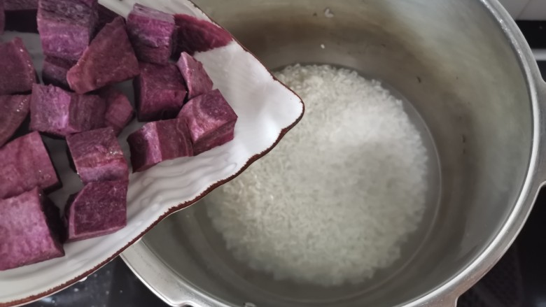 紫薯燕麦粥,紫薯倒入