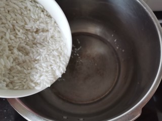 紫薯燕麦粥,准备一个高压锅，倒入大米