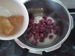 紫薯燕麦粥,冰糖倒入