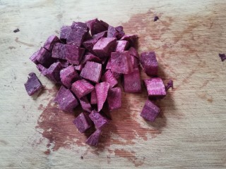 紫薯燕麦粥,切成小块