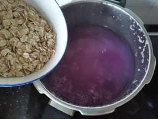 紫薯燕麦粥,开盖倒入燕麦片，再烧三分钟，焖5分钟