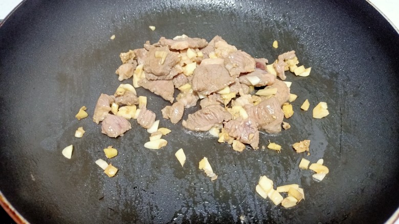 葱爆羊肉炒西葫芦、胡萝卜、香菇,锅中放入适量油，炒至羊肉变色盛出