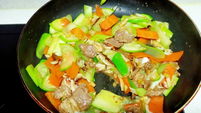 葱爆羊肉炒西葫芦、胡萝卜、香菇,翻炒均匀
