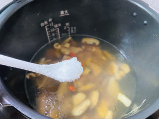 猴头菇鸡汤,待时间到后再排气，加入盐根据个人口味添加