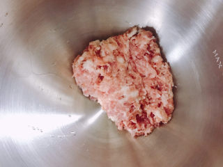 糖醋肉丸,肥瘦37分的猪肉剁碎。