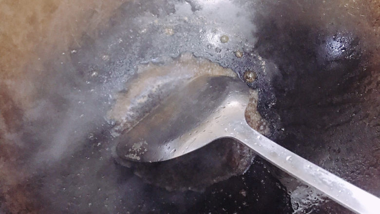 糖醋肉丸,调好的糖醋汁，直接倒入锅里小火煮开，加少许水淀粉组织浓稠。