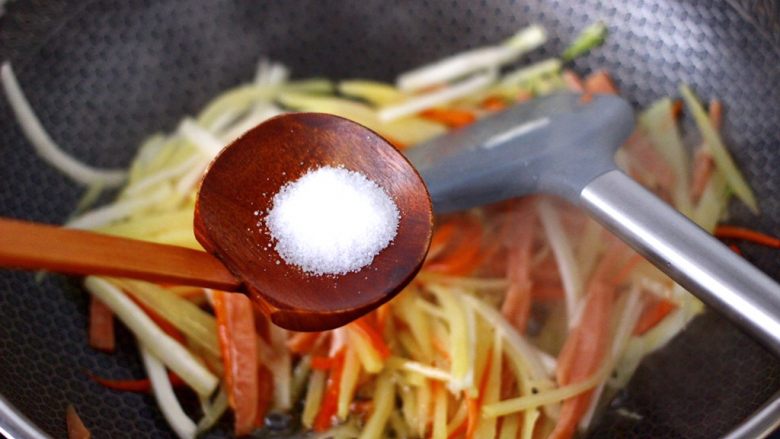 合菜春卷,再根据个人口味加入适量的盐。