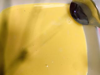 水嫩嫩蒸蛋,過濾後如果還有泡泡，用勺子勺起來