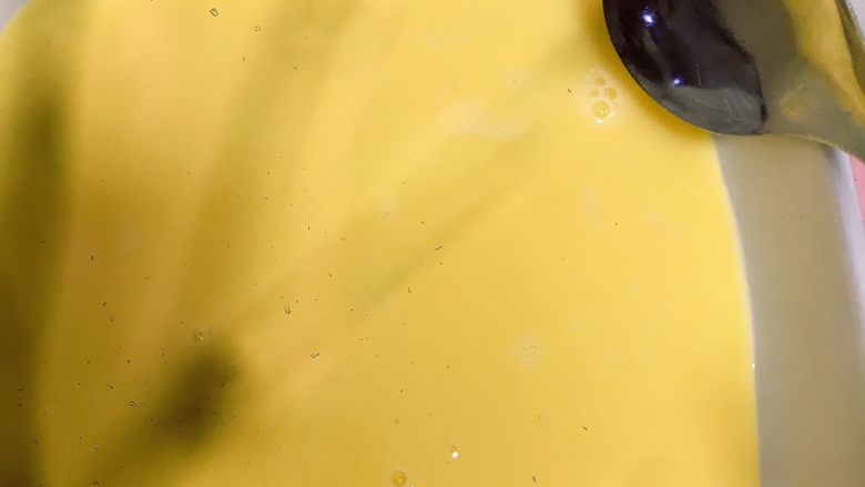 水嫩嫩蒸蛋,過濾後如果還有泡泡，用勺子勺起來