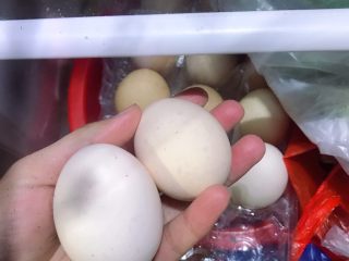水嫩嫩蒸蛋,選2個大小中等的雞蛋