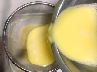 水嫩嫩蒸蛋,過濾一下水蛋液，這樣蒸出來的水蛋更順滑