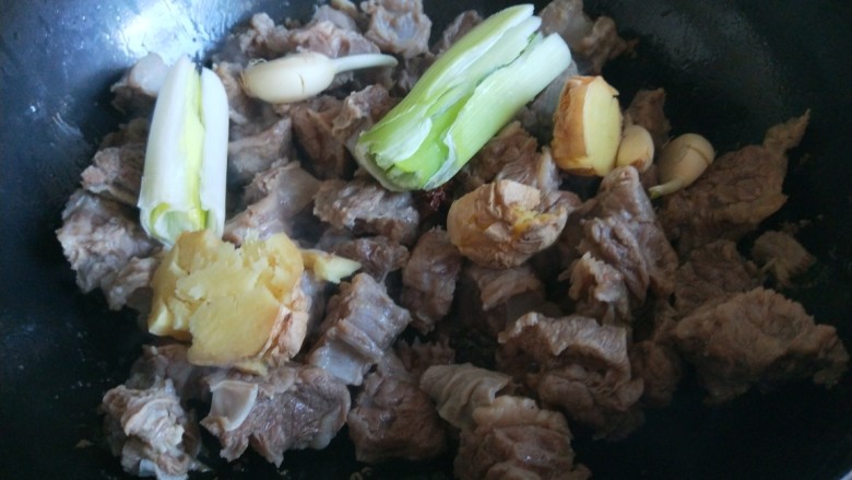 牛肉炖豆腐,放入锅中在炒一下，加入葱姜蒜。