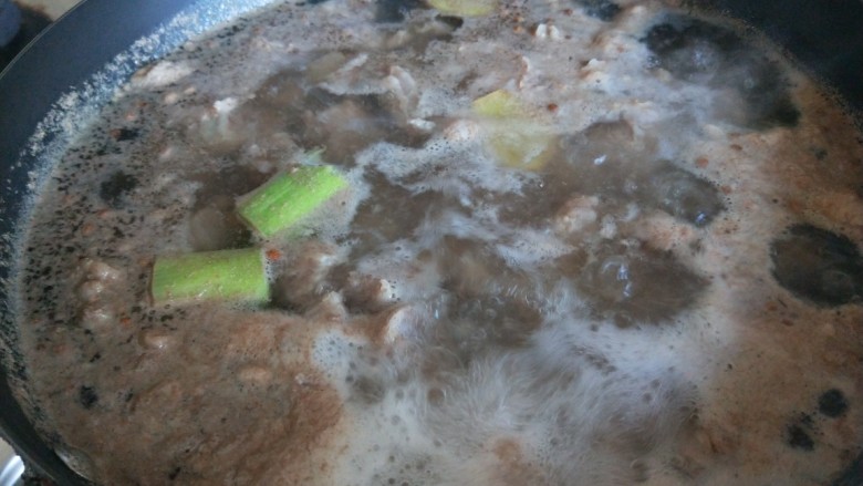 牛肉炖豆腐,开锅就看到浮沫，我每次都要在洗一次。