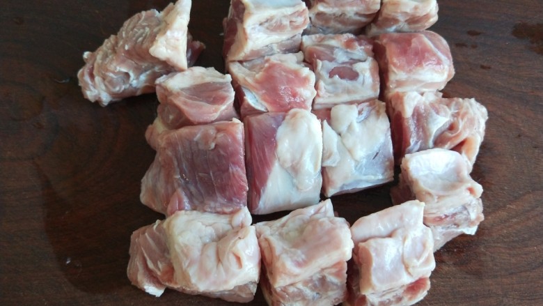 牛肉炖豆腐,切成见方块。