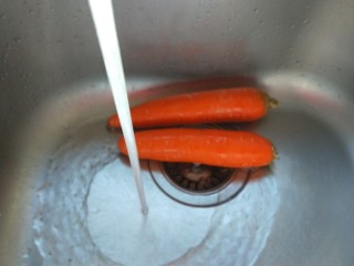 牛腩萝卜汤,胡萝卜洗干净。