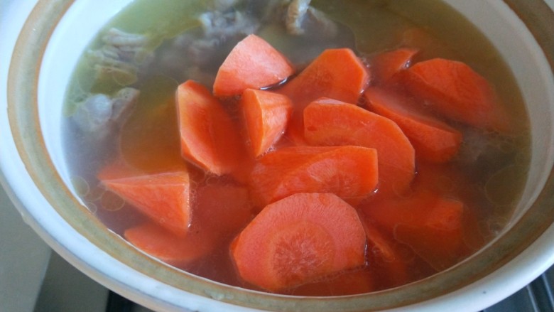 牛腩萝卜汤,在加入一点水煮。