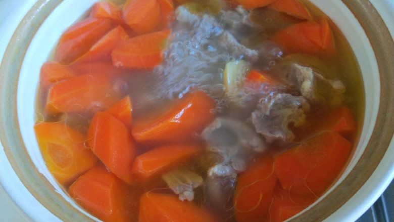 牛腩萝卜汤,加入适量盐关火。