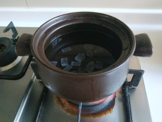 糖水鸡蛋,倒入盆中大火烧开。