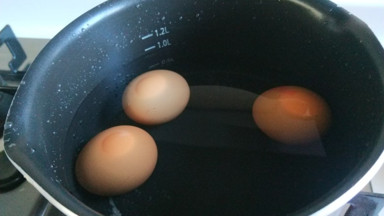糖水鸡蛋,冷水下锅煮鸡蛋。