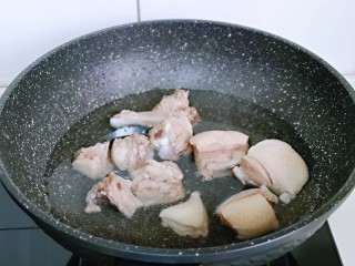 笋干老鸭汤,焯水的鸭块放入锅中，加入纯净水，倒入一勺料酒，煮开后小火熬10分钟。