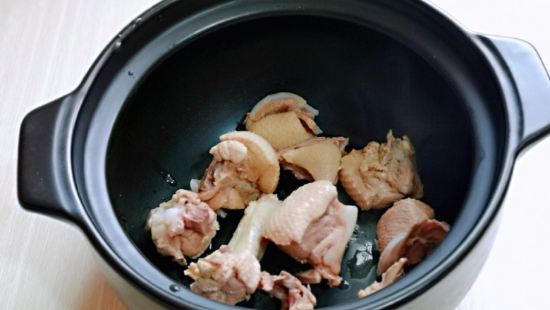 笋干老鸭汤,煮10分钟的鸭块取出放入砂锅中。