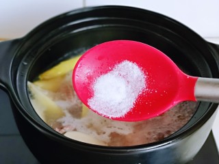 笋干老鸭汤,按个人口味加入盐调味，继续再熬30分钟左右。