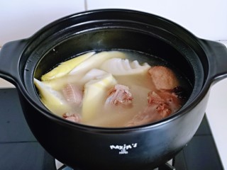 笋干老鸭汤,约1个半小时时加入切好的笋。