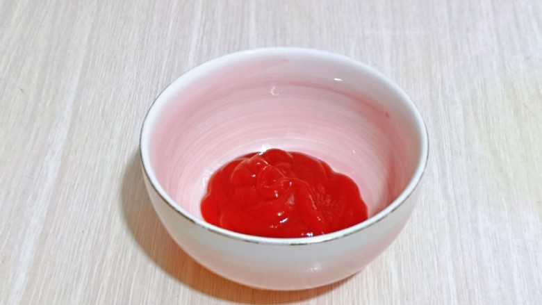 红烧糖醋带鱼,<a style='color:red;display:inline-block;' href='/shicai/ 699'>番茄酱</a>放入碗中。