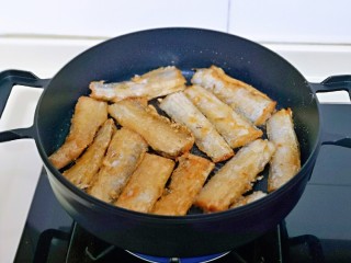 红烧糖醋带鱼,起油锅，加入裹好面粉的带鱼段。