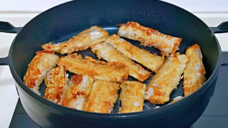 红烧糖醋带鱼,中火煎至两面金黄，盛出摆盘。