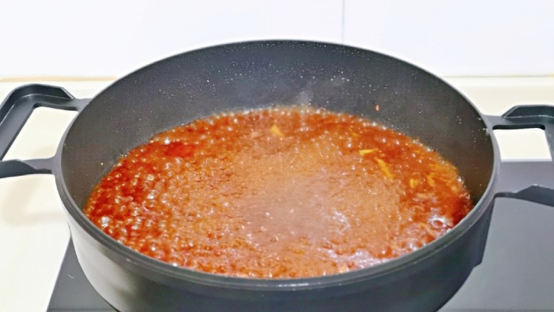 红烧糖醋带鱼,另起油锅，放入茄汁酱料，中火烧开，再把煎好的带鱼放入锅中，小火煮3分钟即可关火。(尽量不要用铲子，避免带鱼弄碎)