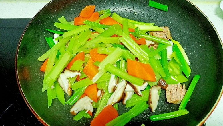 芹菜炒牛肉,放入胡萝卜，香菇、芹菜