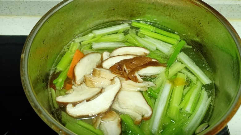 芹菜炒牛肉,锅中放入适量清水，放入芹菜、胡萝卜、香菇焯水1分钟捞出