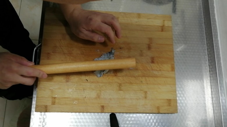 糖醋虾片,捞出用擀面杖锤一锤，锤成薄薄的虾片（有筋连着虾不会碎哦）