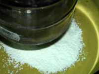 红糖枣香小蛋糕,将盐和剩余的80克低筋粉混合，筛入蛋糊中