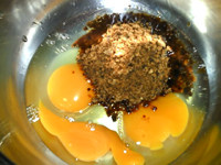 红糖枣香小蛋糕,将红糖和鸡蛋倒入大盆