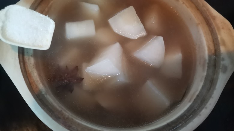 牛腩萝卜汤,加入适量的盐，再炖15分钟