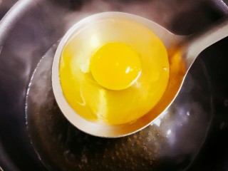 糖水鸡蛋,勺中放点植物油，打入鸡蛋，放入水中加热