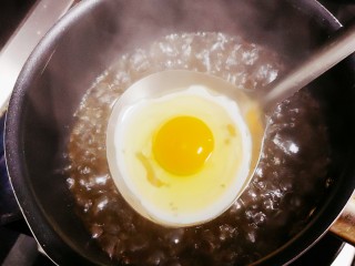 糖水鸡蛋,鸡蛋慢慢凝固