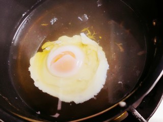 糖水鸡蛋,待蛋白完全凝固后放入锅中