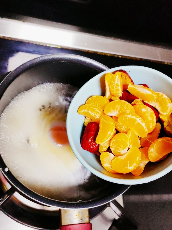 糖水鸡蛋,再放入红枣和小蜜橘，小火慢煮