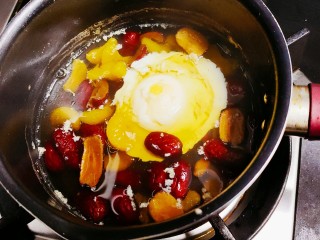糖水鸡蛋,煮至小蜜橘晶莹剔透后关火
