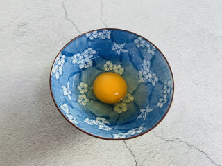 糖水鸡蛋,鸡蛋打入碗中