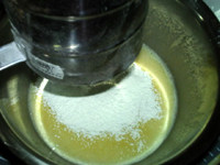 培根洋葱咸马芬,低筋粉，泡打粉，小苏打混合，筛入液体中