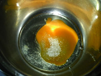培根洋葱咸马芬,鸡蛋和糖倒入大碗，搅拌均匀