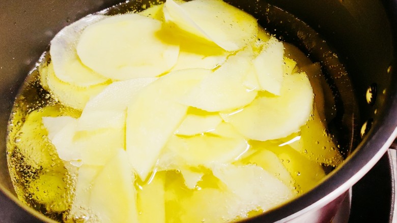 薯片鸡翅,锅中倒油，油热后放入土豆
